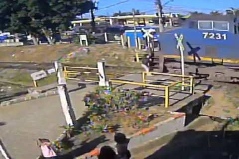 Mulher é atropelada e arremessada por trem ao atravessar linha férrea em itaquá