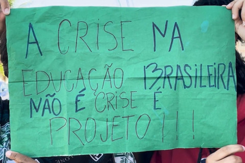 Alunos de escola estadual de Bertioga protestam por melhorias na unidade